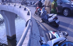 Hai thanh niên rơi từ cầu xuống kênh Tàu Hủ 1 người tử vong