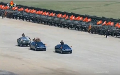 Video ông Kim Jong Un ngồi xe Mercedes chỉ huy tập trận