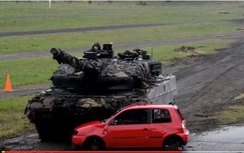 Tăng chiến trường Leopard 2 của Đức nghiền nát xe hơi trong thi tài
