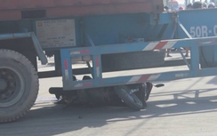 TP.HCM: Container cuốn xe máy vào gầm, người đàn ông chết thảm