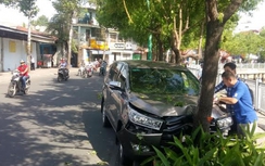 Ôtô 7 chỗ mất lái, suýt lao xuống kênh Nhiêu Lộc-Thị Nghè