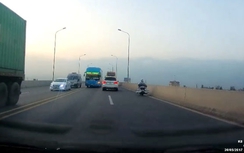 Video: Xe khách liều lĩnh lấn làn suýt gây tai nạn liên hoàn