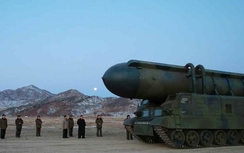 Ông Kim Jong Un cho sản xuất hàng loạt tên lửa Pukguksong-2 vừa phóng