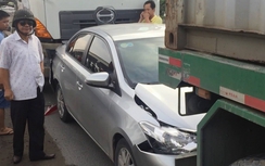 Thai phụ thoát nạn sau va chạm với xe bồn và container