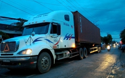 CSGT truy đuổi 15km bắt xe container vi phạm luật
