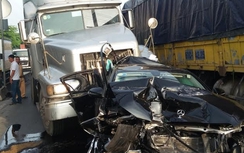 Container tông nát xe Mercedes, tài xế thoát chết nhờ túi khí