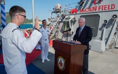 Ông John McCain thăm tàu USS John S.McCain ở Cam Ranh