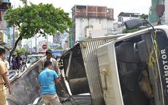 TP.HCM: Xe tải mất phanh lật ngang trên cầu Nguyễn Văn Cừ