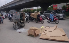 Xe ba bánh lật đè chết người ở Hà Nội do va chạm