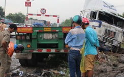 TP.HCM: Container tông chết 2 người ở dốc cầu Phú Mỹ