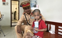 Hà Nội: CSGT giúp bé trai 5 tuổi bị lạc về với gia đình