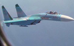 Su-27 của Nga áp sát máy bay Mỹ trên không với khoảng cách 1,5m