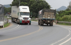 Kinh hoàng xe tải chạy tốc độ 120km/h ở Bình Thuận