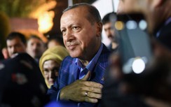 Tổng thống Thổ Nhĩ Kỳ Erdogan ngất xỉu trong lúc đang cầu nguyện