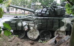 Đang tổng duyệt, tăng T-72 Belarus bất ngờ đâm vào trụ điện
