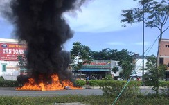 Xe máy chở xăng cháy trơ khung trên đường Phạm Văn Đồng