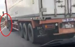 Phút nguy cấp của CSGT suýt bị tài xế container chẹt chết