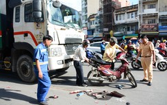 Xe máy va chạm xe chở rác, 3 người nhập viện