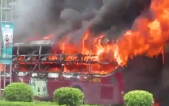 Video: Xe khách giường nằm cháy dữ dội ở Nghệ An