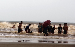 Bão số 2 áp sát, du khách Sầm Sơn vẫn vui đùa với sóng
