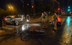 TP.HCM: Ôtô tông 2 xe máy dừng đèn đỏ, 1 người nhập viện