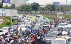 Nản vì kẹt xe, hành khách đi bộ vào Tân Sơn Nhất