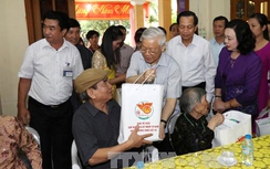 Tổng Bí thư Nguyễn Phú Trọng thăm, tặng quà đối tượng chính sách