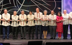 VIDEO: Các ngoại trưởng mặc thử trang phục dân tộc của Philippines