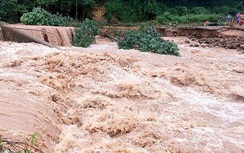 Lũ quét làm sập cầu, ba xã vùng cao Quảng Ninh bị cô lập