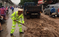 CSGT Hà Nội dùng xẻng dọn bùn đất dưới trời mưa