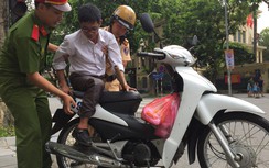 CSGT Hà Nội giúp cụ già bị liệt về quê