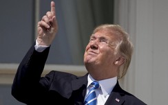 Ông Trump khiến các trợ lý hốt hoảng khi ngẩng đầu xem nhật thực