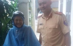 CSGT Hà Nội giúp cụ bà 70 tuổi bị lạc gặp người thân