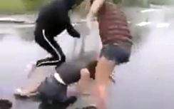 Nhóm thiếu nữ dùng mũ bảo hiểm đánh đập bạn dã man giữa đường