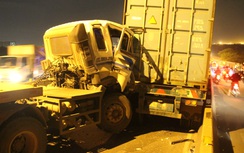 TP.HCM: Ba xe container tông nhau trên cầu “tử thần”