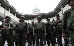 Tổng thống Duterte mặc quân phục, áo giáp đến thành phố Marawi