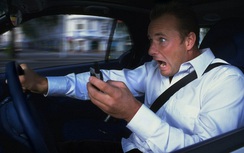 Vì sao lái xe nghe nhạc, dùng điện thoại dễ gây tai nạn?