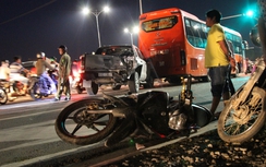 Xe buýt “điên” tông hàng loạt ô tô xe máy, cán chết một người