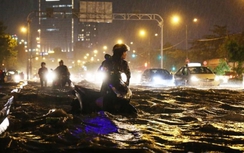 Có "siêu máy bơm", đường Nguyễn Hữu Cảnh vẫn ngập sâu trong mưa lớn
