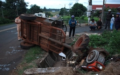 Xe tải tông xe công nông, 8 học sinh đi múa lân thoát chết
