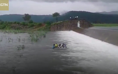 Video: Nhóm nữ sinh nắm tay nhau vượt sông đi thi gây sốt