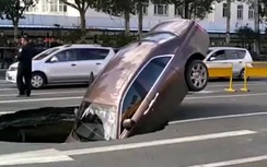 Video: Xót xa Rolls-Royce Ghost bị hố tử thần nuốt trọn