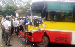 Nghệ An: 2 xe buýt đấu đầu, tài xế mắc kẹt trên ghế lái