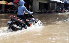 Xe chết máy liên tục vì đường ngập nước ở TP. Sầm Sơn