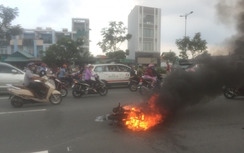 Clip: Xe máy bốc cháy dữ dội trên đường phố