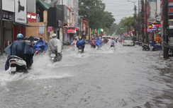 TP.Huế "thành sông" sau mưa lớn, người dân bì bõm lội nước về nhà