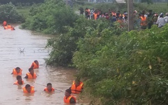 Hơn 100 chiến sĩ quân đội tìm nam sinh bị nước cuốn trôi