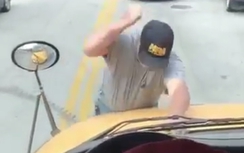 Video: Tài xế bám capo đầu xe chở học sinh đập phá dữ dội