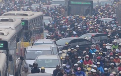 Hà Nội: Gia tăng ùn tắc do bùng phát xe chở HS, công nhân