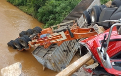 Gia Lai: Xe đầu kéo chở gỗ lật xuống cầu, tài xế tử vong